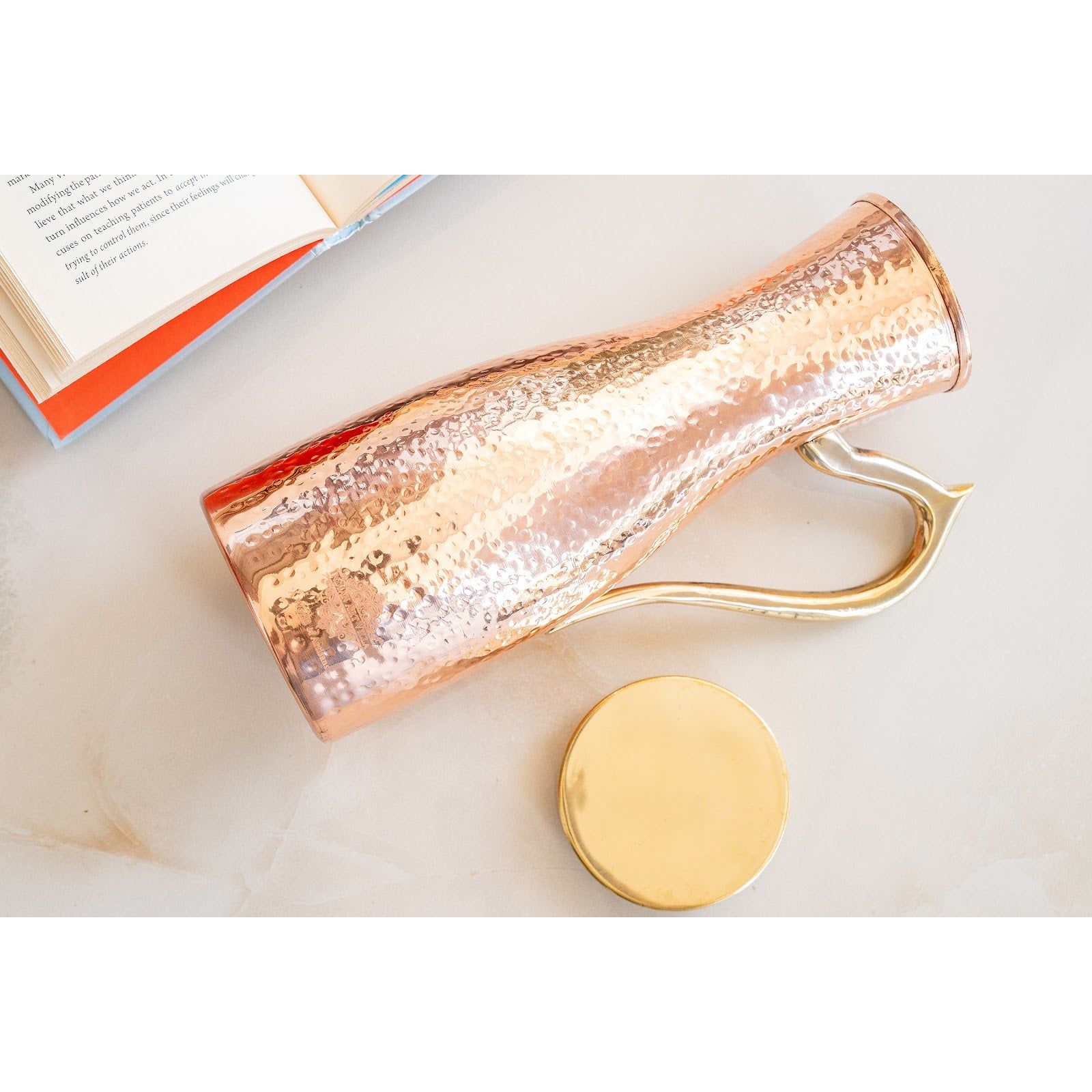 Copper jug with hammered curve design, brass handle & lid –, 1400 ML